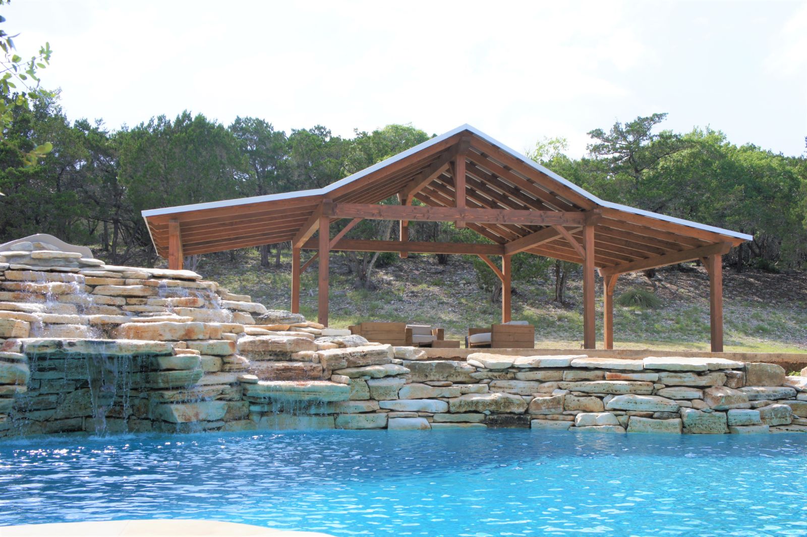 Hybrid pergola and pavilion next to pool